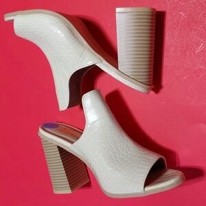 SEVEN7 Isabella Women's  Cream Crocodile Print Block Heel  Mule - 7.5